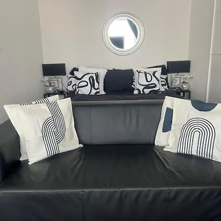 Executive Ac & Free Parking Apartment